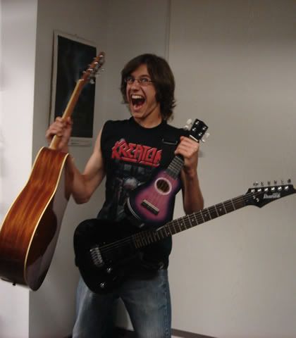 Macks mit e-Gitarre, A-Gitarre und Ukulele
