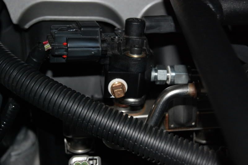 Location/Picture of the Shrader Valve on the Fuel Rail