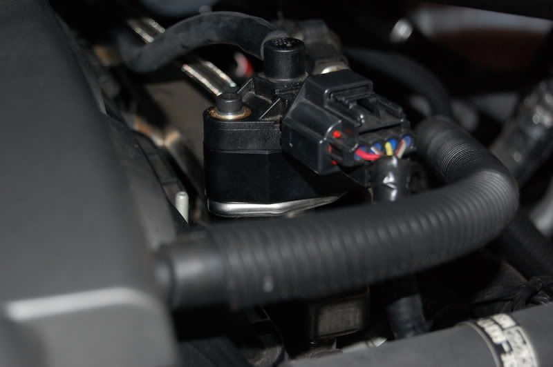 Location/Picture of the Shrader Valve on the Fuel Rail