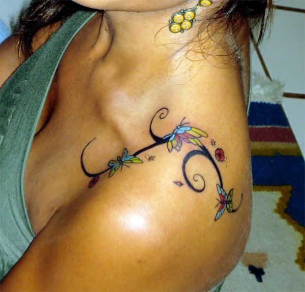tatuagens femininas tribais. Não é bem uma tribal. É um misto de tribal com desenhos femininos.